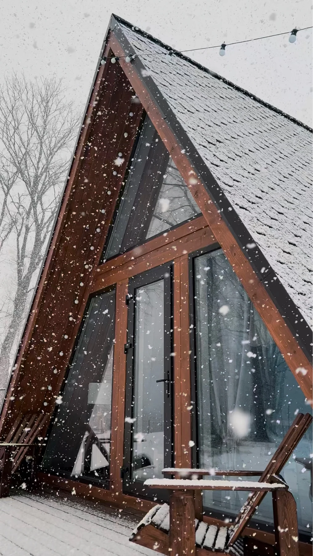 A-frame дом Indie House во время снегопада